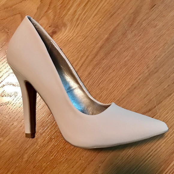Charlotte Russe Nude Stiletto Heels - Size 7 - Picture 4 of 6